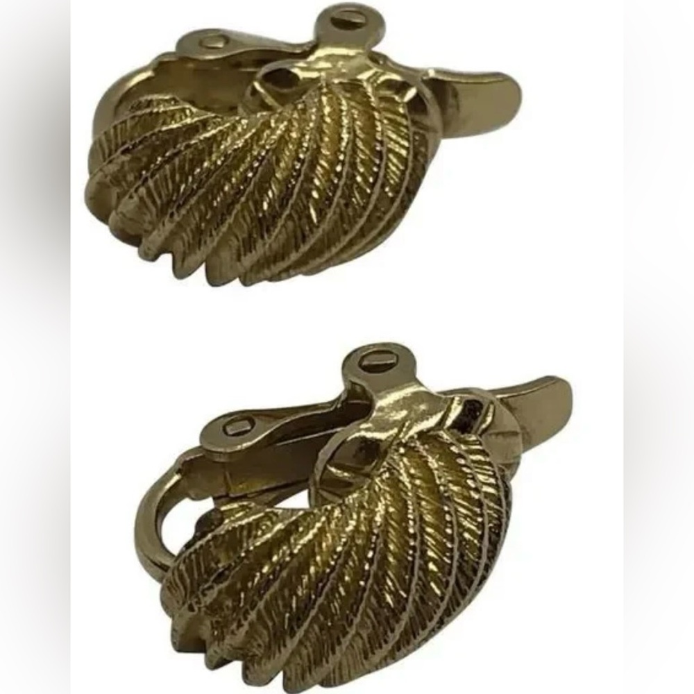 Vintage Trifari Clip Earrings Mid Century Modern Gold Tone Stippled Ridged  HTF